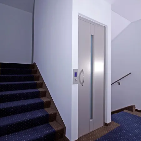 Hotell Aviator Garni 3*