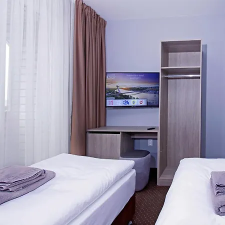 Hotell Aviator Garni 3*