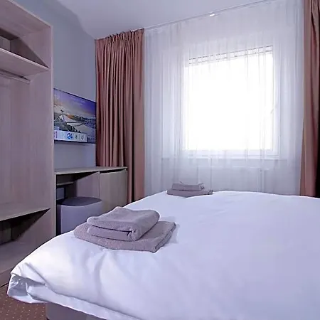 アビエーター ガルニ ホテル 3*